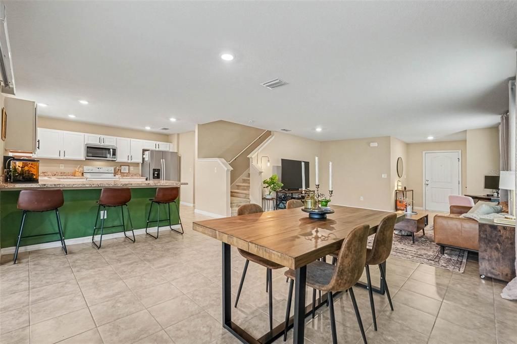 Activo con contrato: $368,000 (3 camas, 2 baños, 2163 Pies cuadrados)