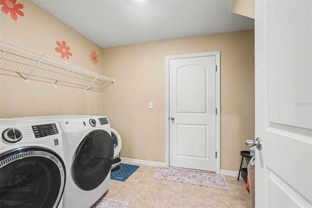 Activo con contrato: $368,000 (3 camas, 2 baños, 2163 Pies cuadrados)