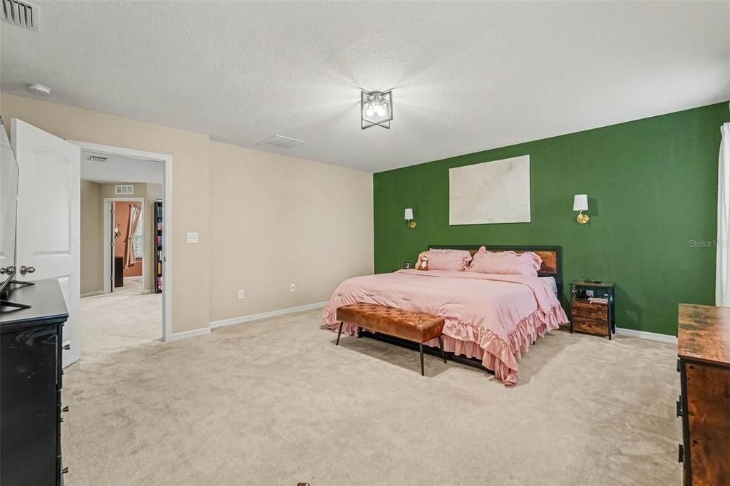 Activo con contrato: $368,000 (3 camas, 2 baños, 2163 Pies cuadrados)