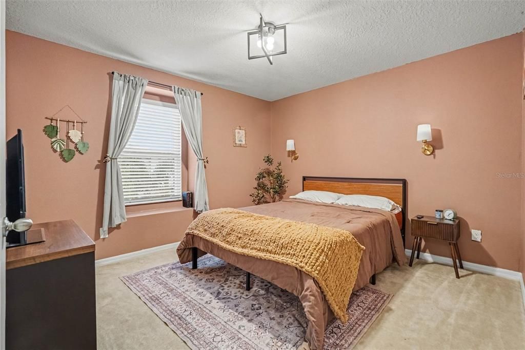Activo con contrato: $368,000 (3 camas, 2 baños, 2163 Pies cuadrados)