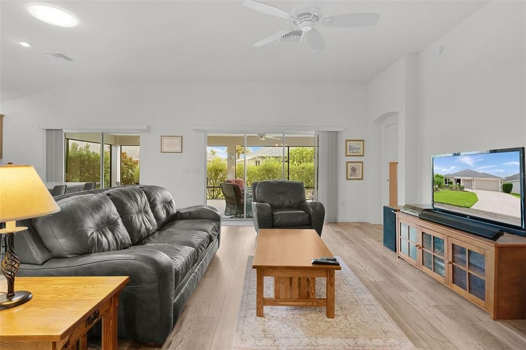 Activo con contrato: $465,000 (3 camas, 3 baños, 1854 Pies cuadrados)