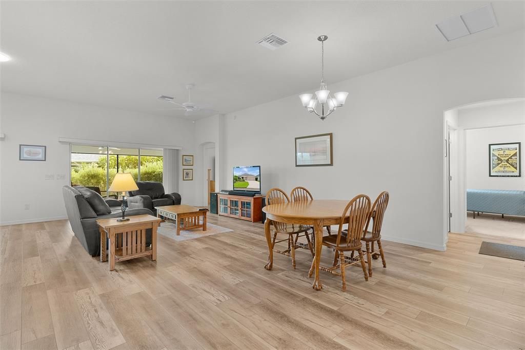 Activo con contrato: $465,000 (3 camas, 3 baños, 1854 Pies cuadrados)