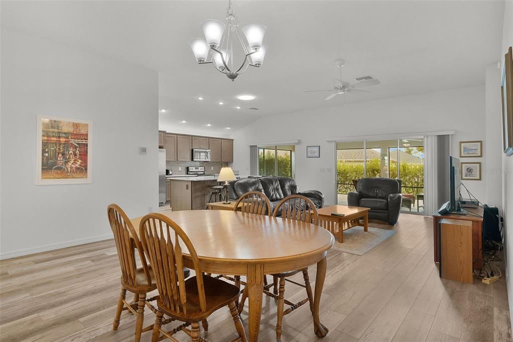 Activo con contrato: $465,000 (3 camas, 3 baños, 1854 Pies cuadrados)
