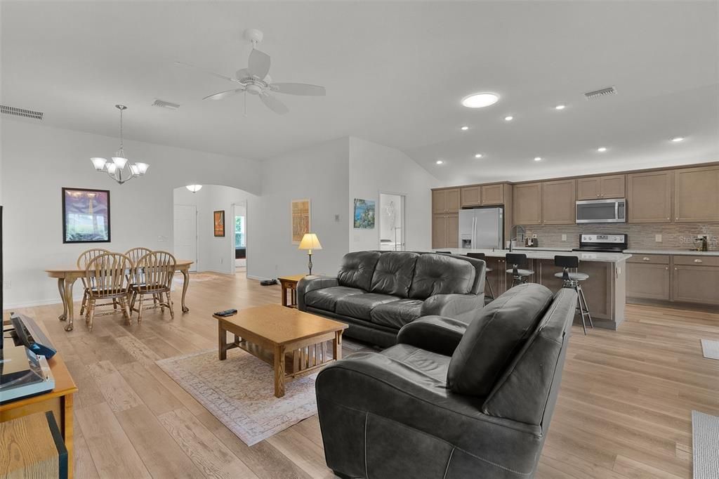 Activo con contrato: $465,000 (3 camas, 3 baños, 1854 Pies cuadrados)