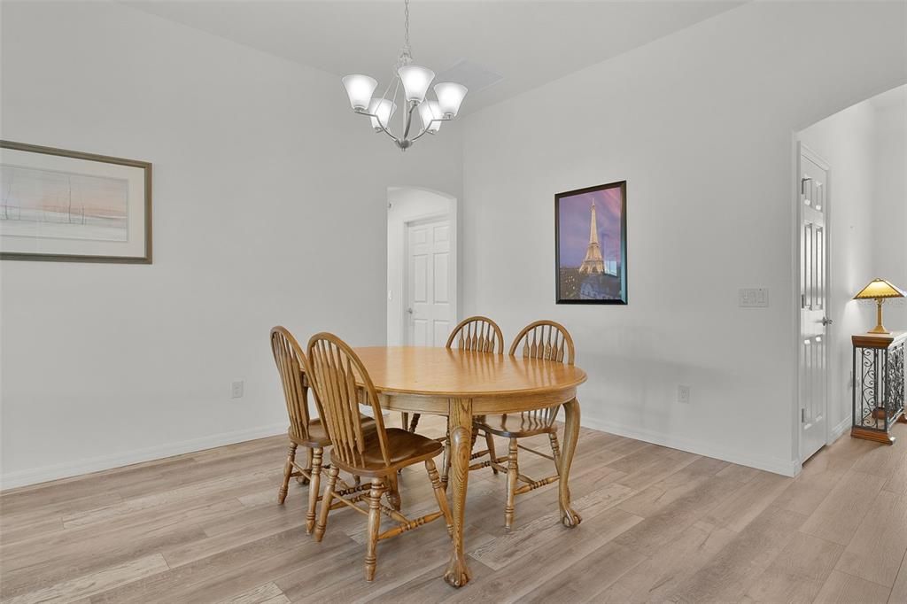 Activo con contrato: $465,000 (3 camas, 3 baños, 1854 Pies cuadrados)
