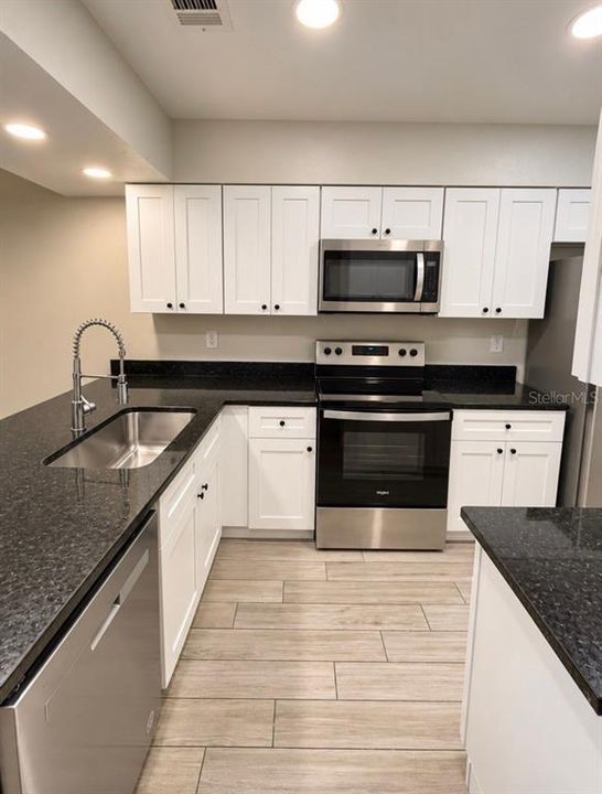 For Sale: $175,999 (2 beds, 2 baths, 921 Square Feet)