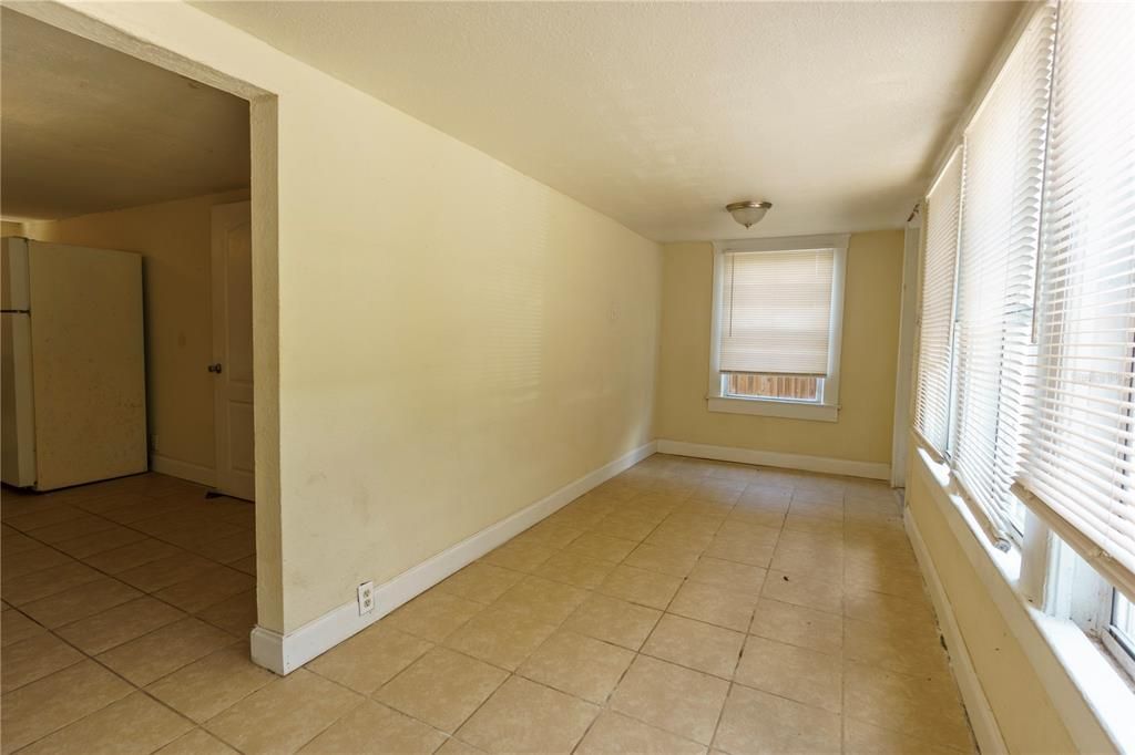 For Rent: $1,195 (1 beds, 1 baths, 960 Square Feet)