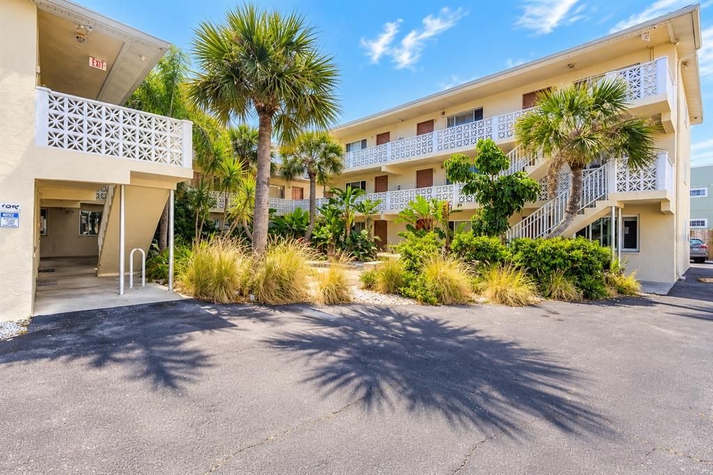 For Sale: $79,500 (1 beds, 1 baths, 608 Square Feet)