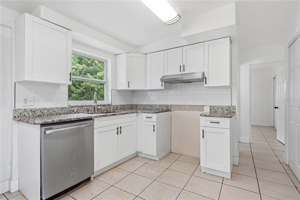 For Sale: $185,000 (3 beds, 1 baths, 908 Square Feet)