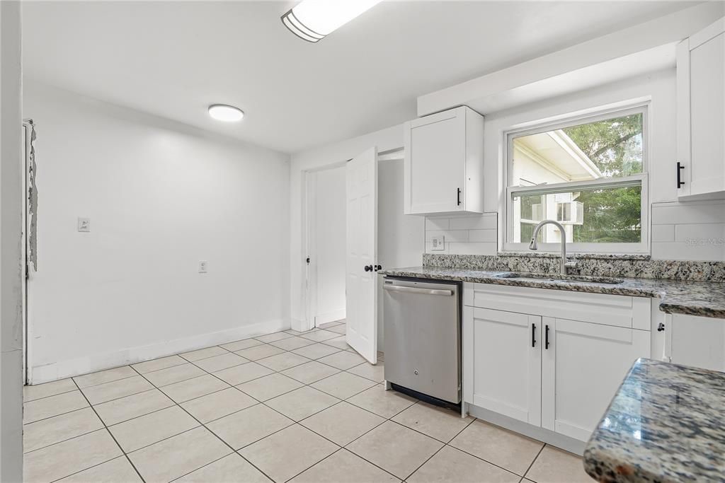 For Sale: $185,000 (3 beds, 1 baths, 908 Square Feet)
