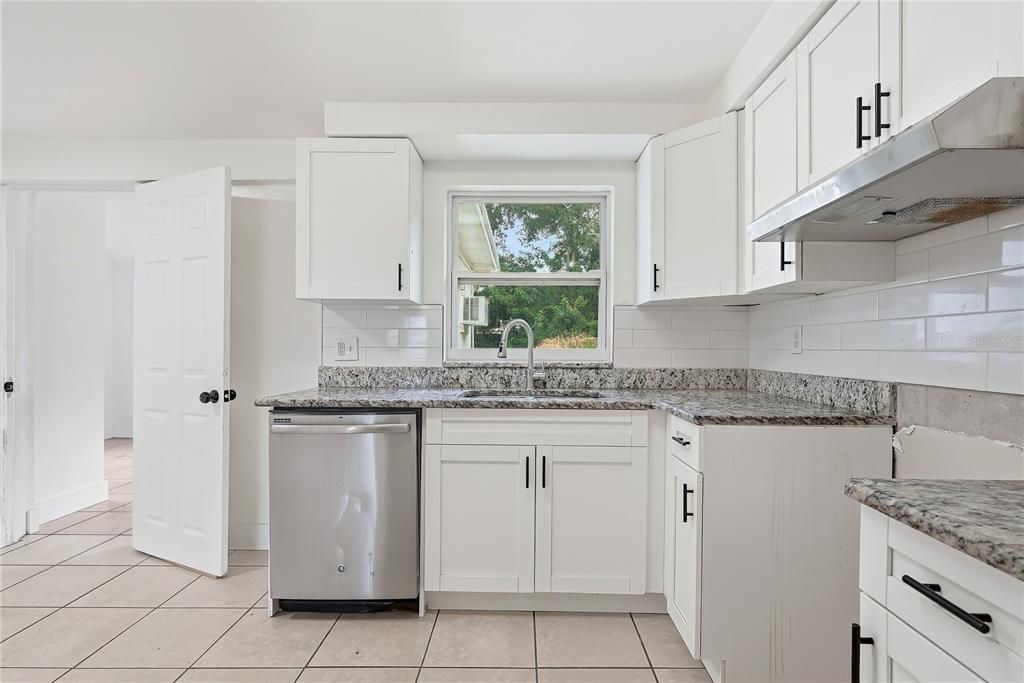 For Sale: $185,000 (3 beds, 1 baths, 908 Square Feet)