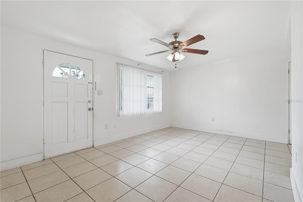 For Sale: $185,000 (3 beds, 1 baths, 908 Square Feet)