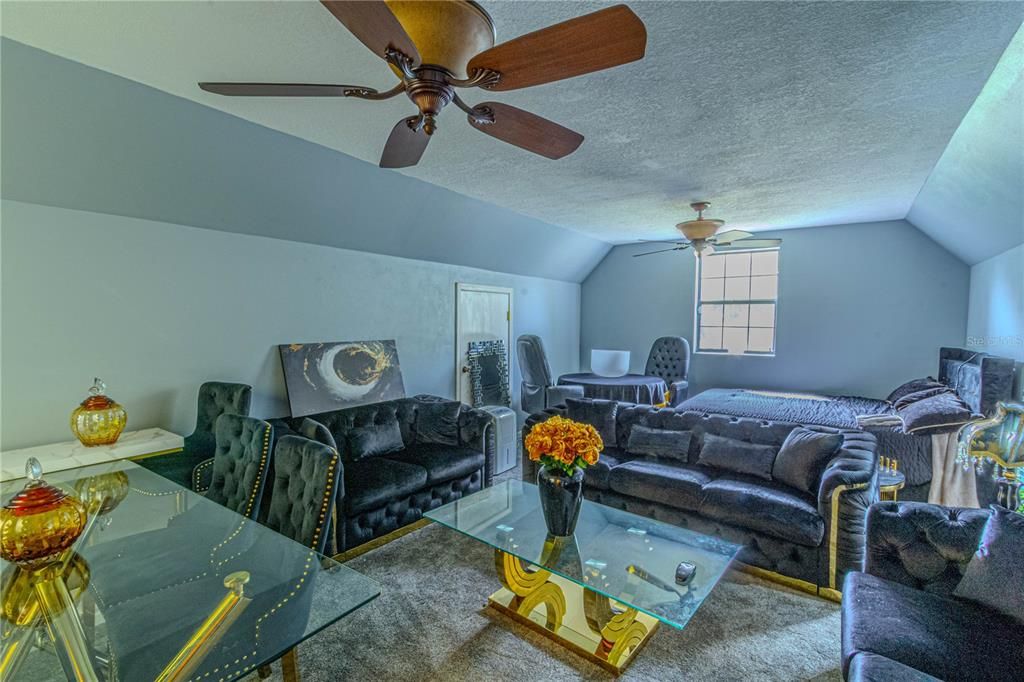 En Venta: $1,399,000 (6 camas, 3 baños, 4225 Pies cuadrados)