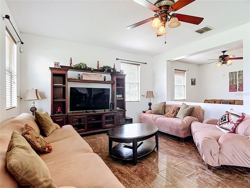 En Venta: $365,000 (3 camas, 2 baños, 1894 Pies cuadrados)