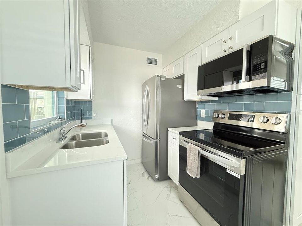 For Rent: $1,800 (1 beds, 1 baths, 430 Square Feet)
