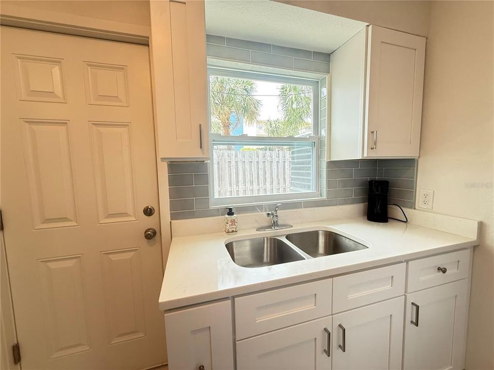 For Rent: $1,800 (1 beds, 1 baths, 430 Square Feet)