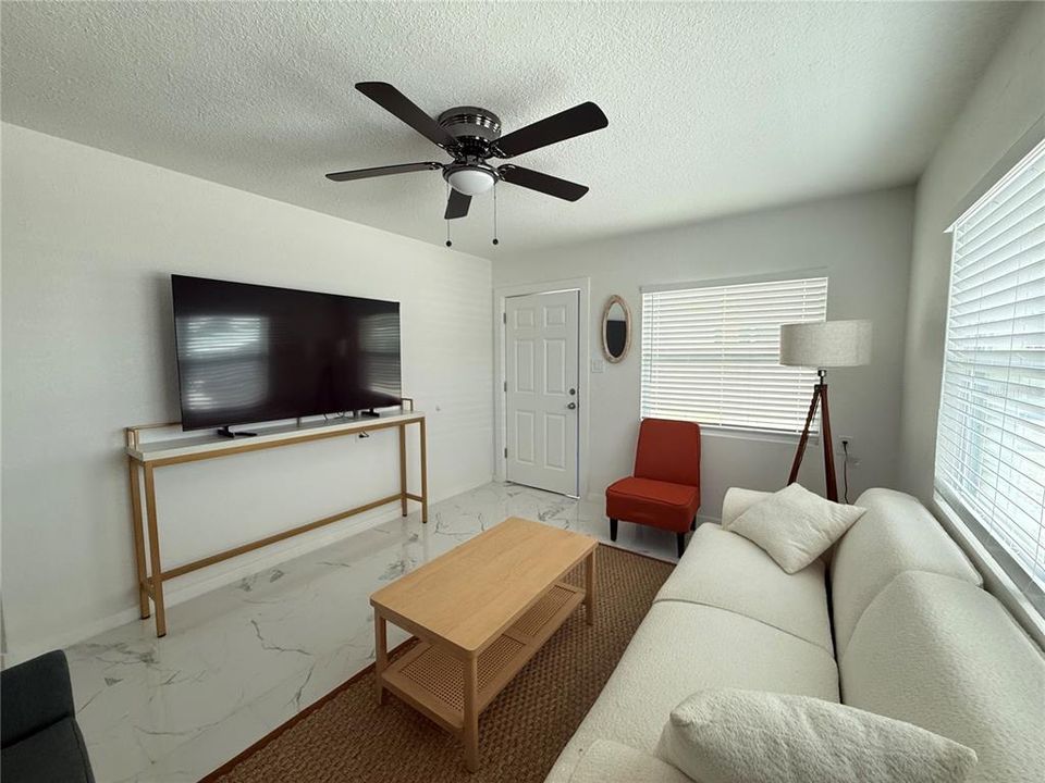For Rent: $1,800 (1 beds, 1 baths, 430 Square Feet)