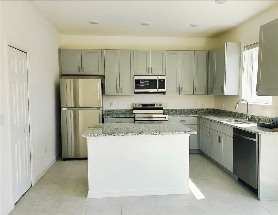 For Rent: $2,250 (3 beds, 2 baths, 1703 Square Feet)