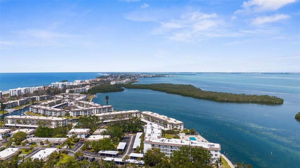 For Sale: $319,000 (1 beds, 1 baths, 883 Square Feet)