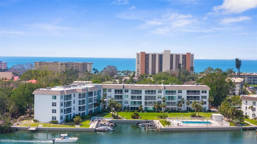 For Sale: $319,000 (1 beds, 1 baths, 883 Square Feet)