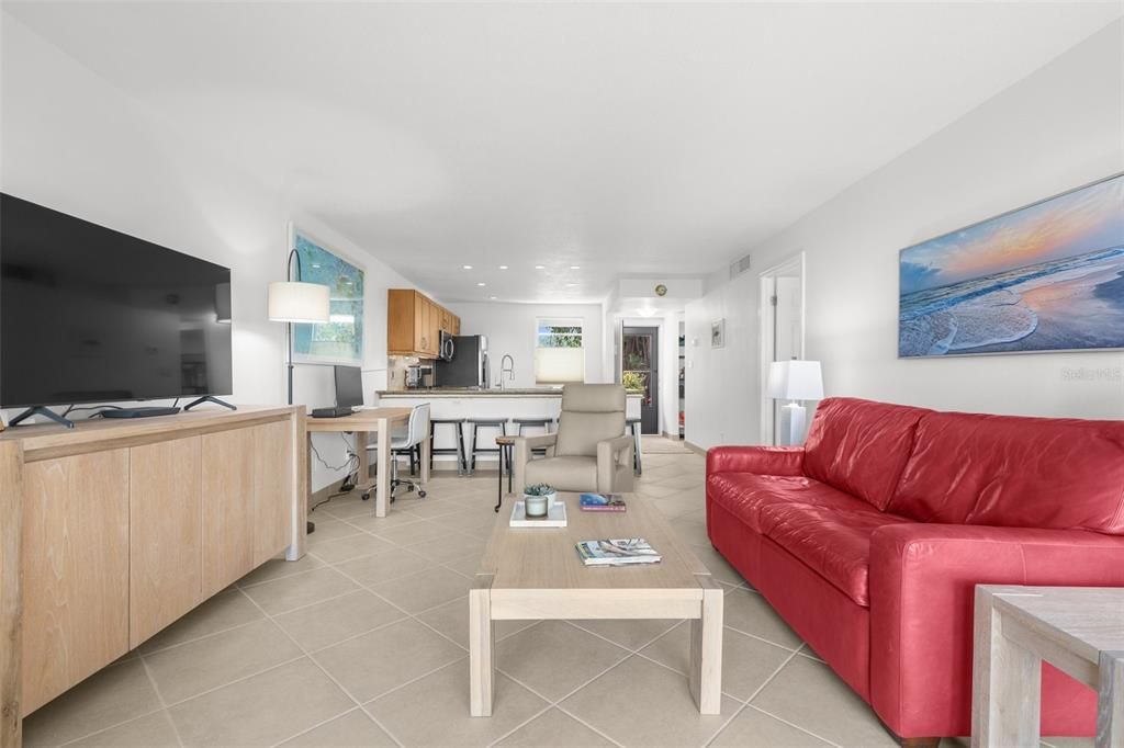 For Sale: $319,000 (1 beds, 1 baths, 883 Square Feet)