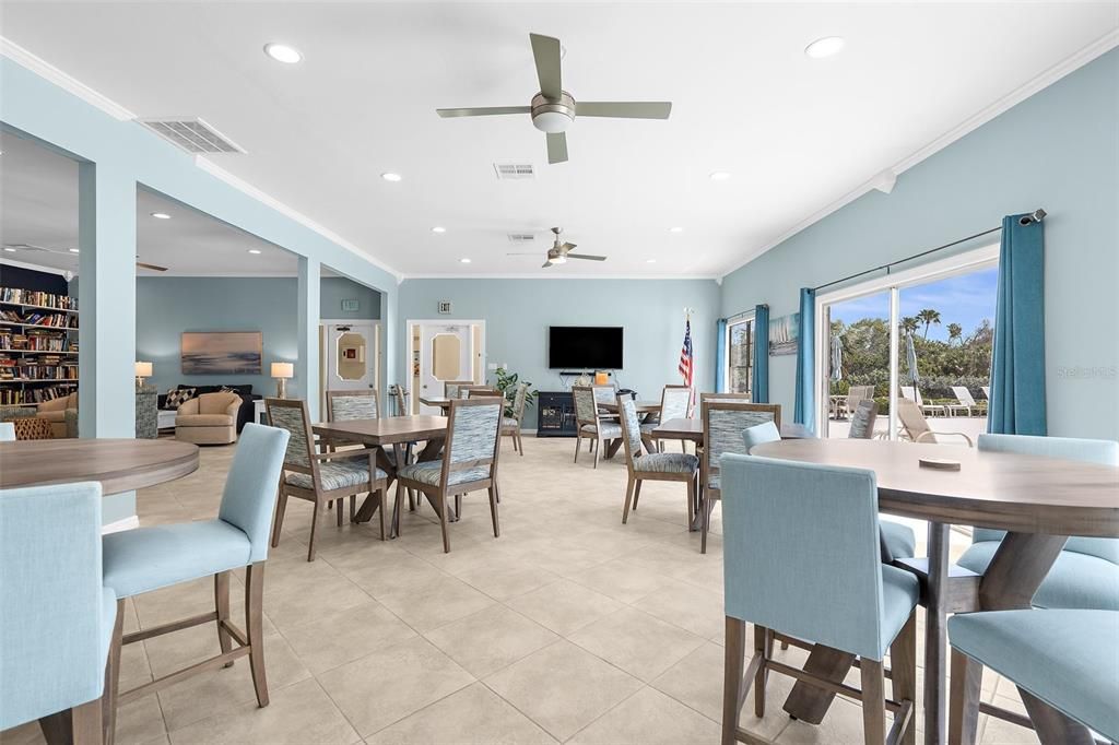 For Sale: $319,000 (1 beds, 1 baths, 883 Square Feet)