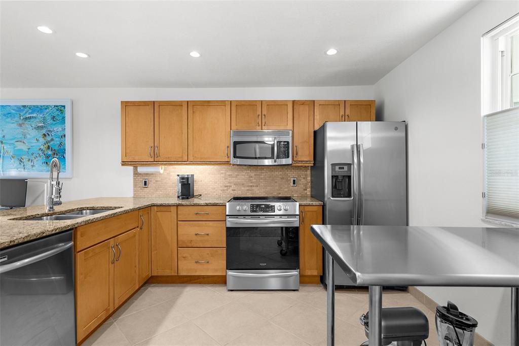 For Sale: $319,000 (1 beds, 1 baths, 883 Square Feet)