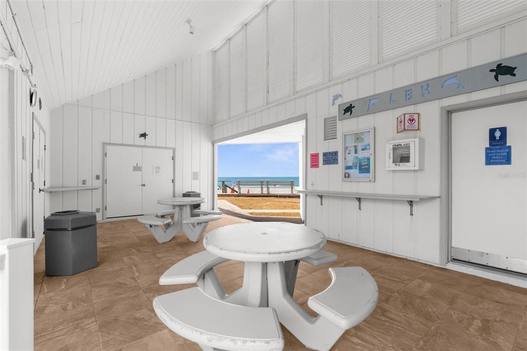 For Sale: $319,000 (1 beds, 1 baths, 883 Square Feet)