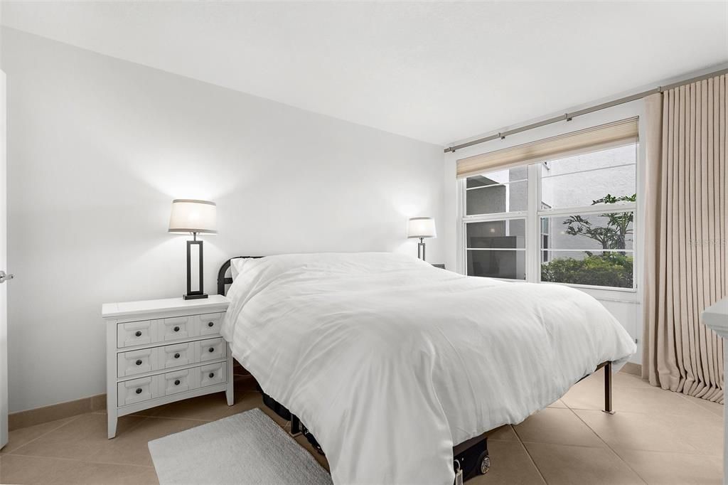 For Sale: $319,000 (1 beds, 1 baths, 883 Square Feet)
