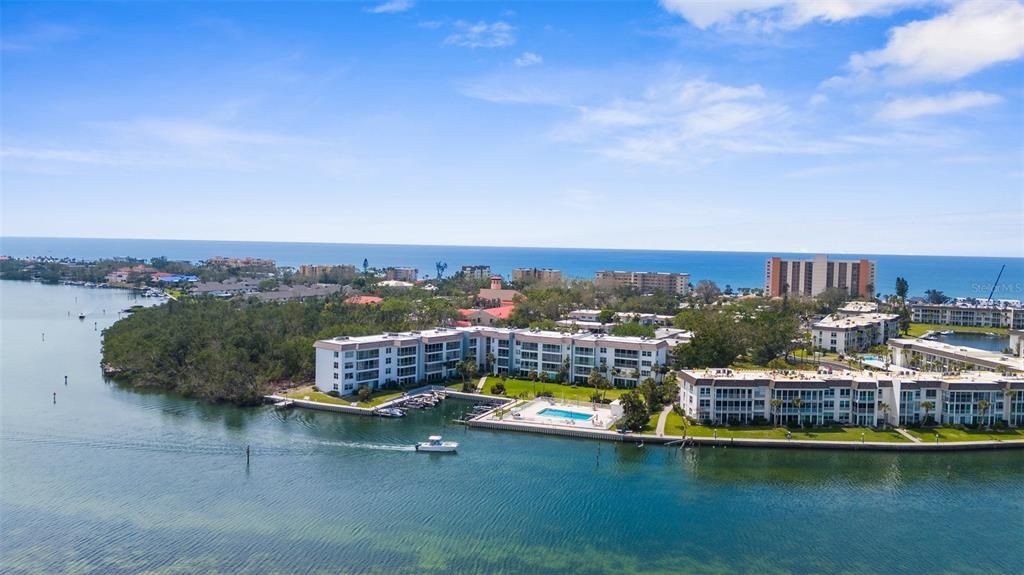 For Sale: $319,000 (1 beds, 1 baths, 883 Square Feet)