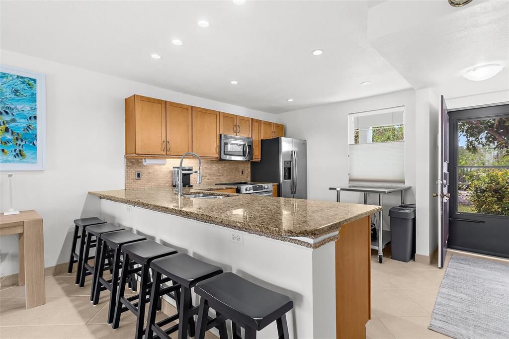 For Sale: $319,000 (1 beds, 1 baths, 883 Square Feet)