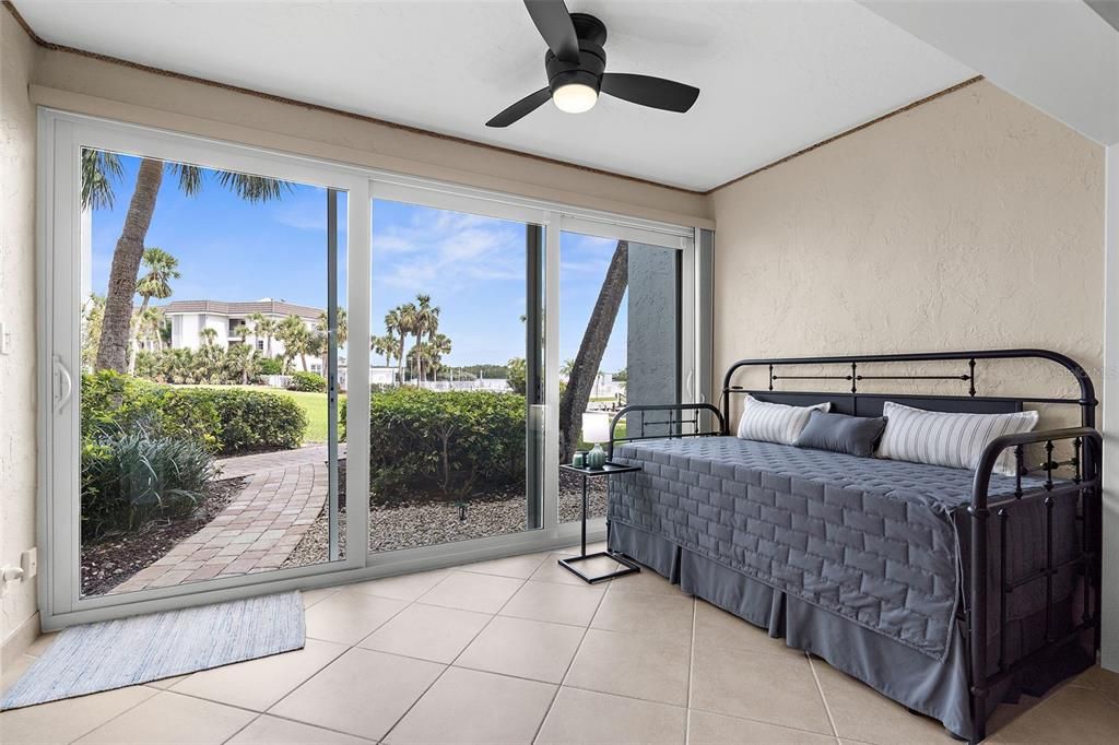 For Sale: $319,000 (1 beds, 1 baths, 883 Square Feet)
