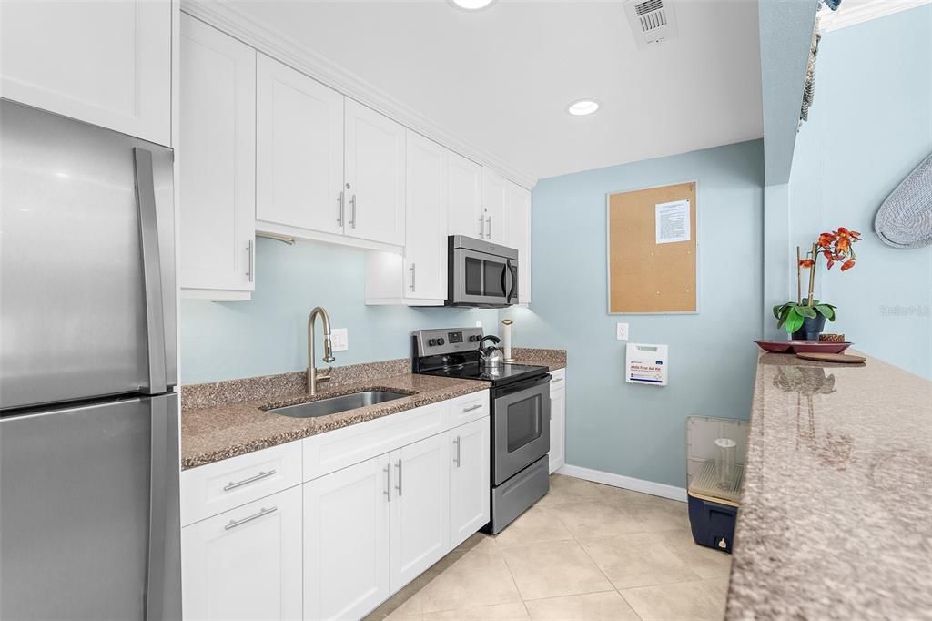 For Sale: $319,000 (1 beds, 1 baths, 883 Square Feet)