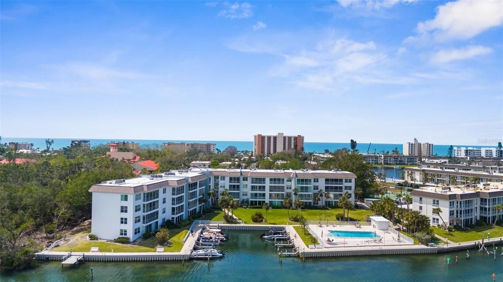 For Sale: $319,000 (1 beds, 1 baths, 883 Square Feet)