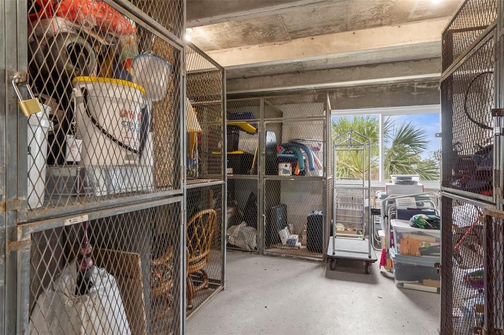 For Sale: $319,000 (1 beds, 1 baths, 883 Square Feet)