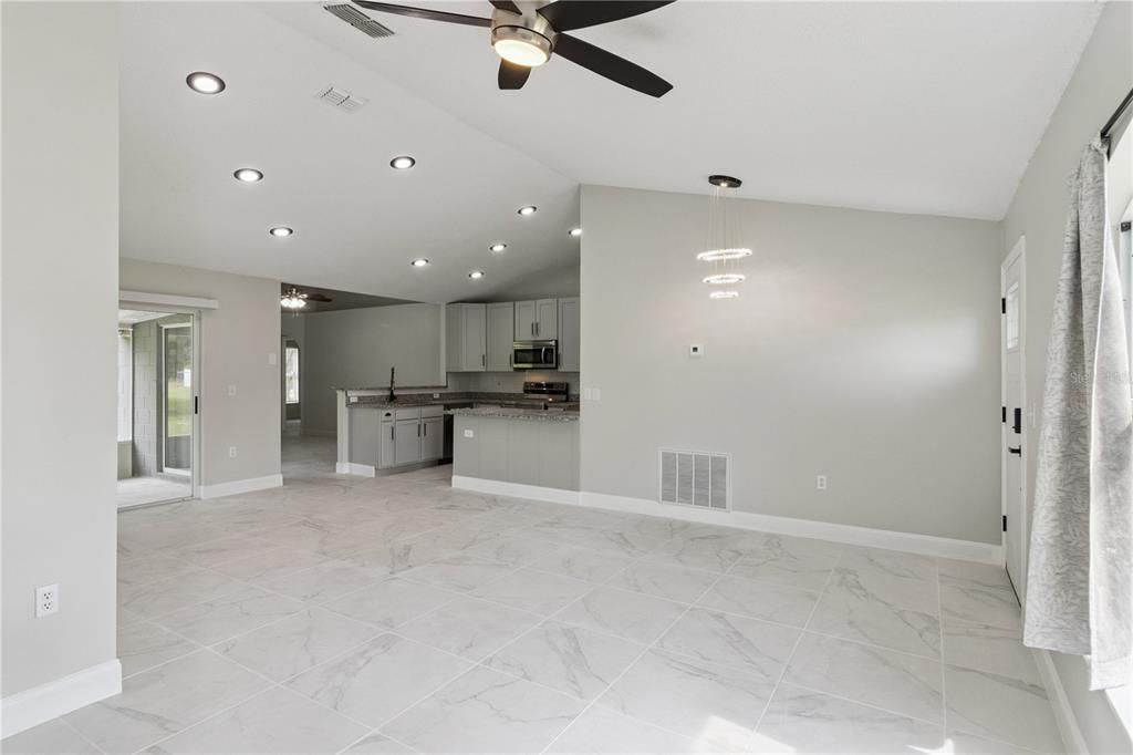 For Sale: $320,000 (4 beds, 2 baths, 1652 Square Feet)