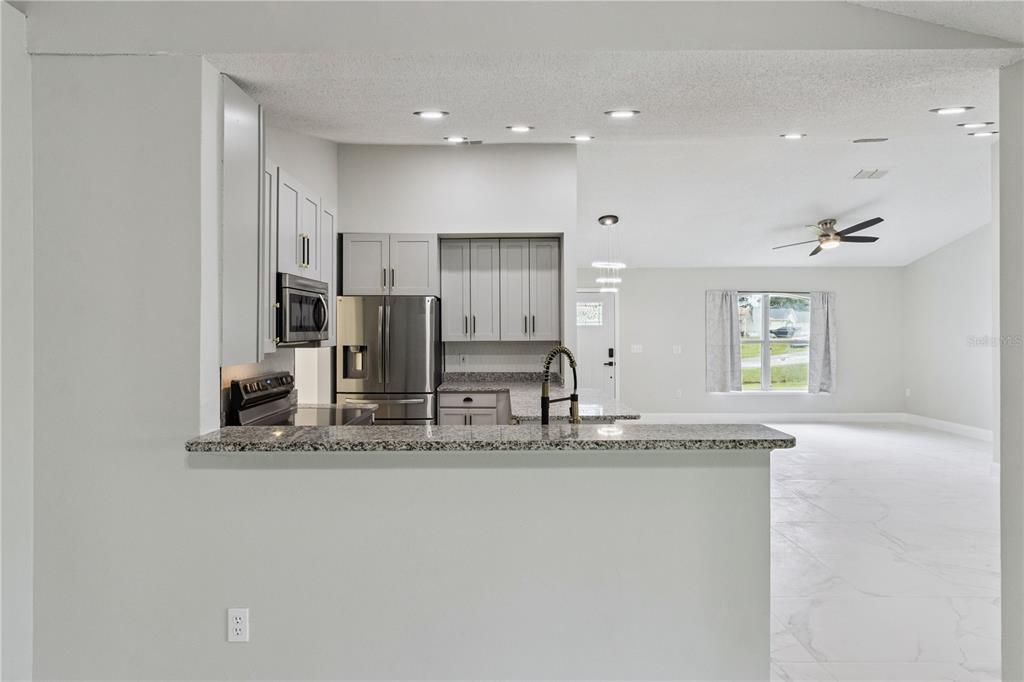 For Sale: $320,000 (4 beds, 2 baths, 1652 Square Feet)
