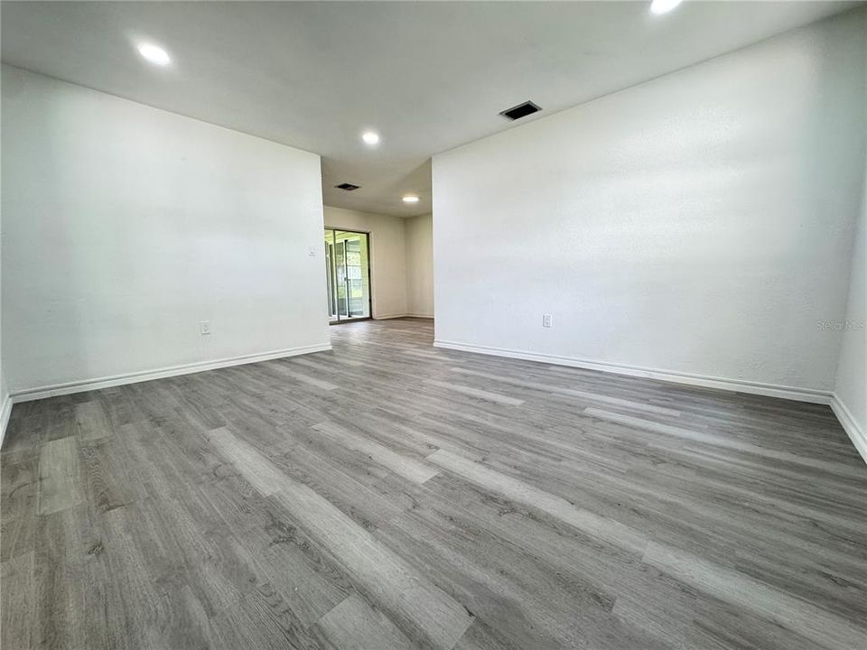 En Venta: $273,000 (4 camas, 2 baños, 1437 Pies cuadrados)