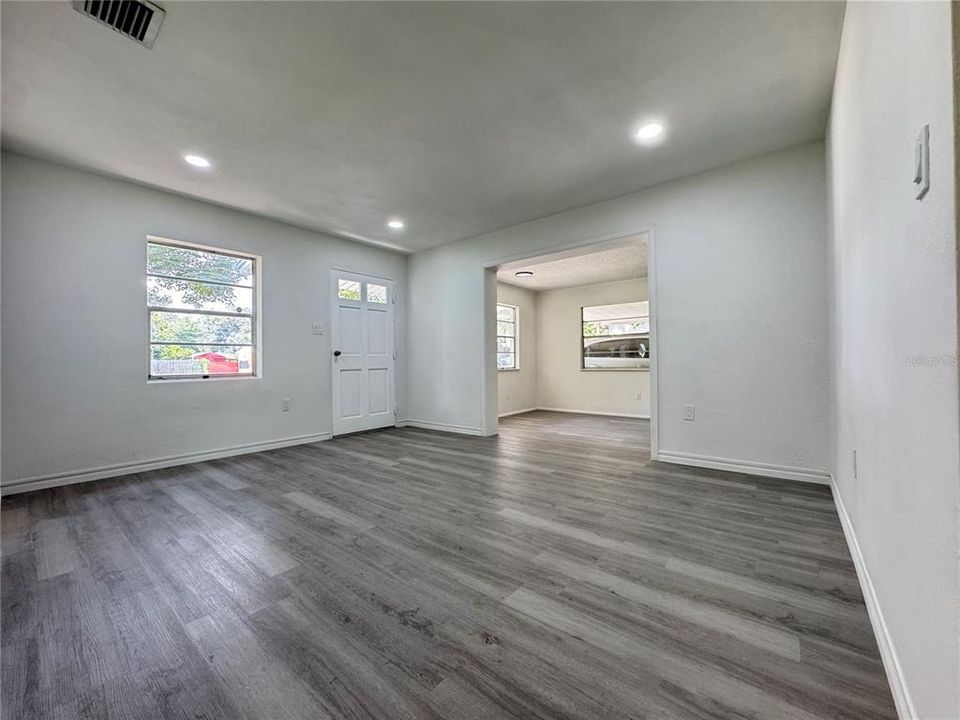 En Venta: $273,000 (4 camas, 2 baños, 1437 Pies cuadrados)