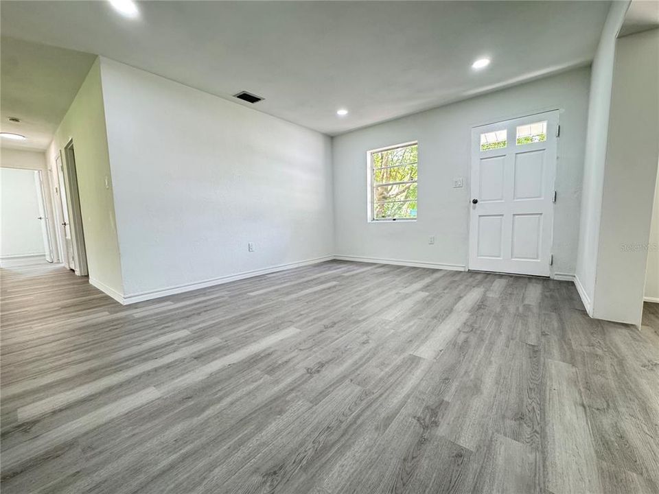 En Venta: $273,000 (4 camas, 2 baños, 1437 Pies cuadrados)