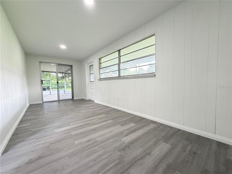 En Venta: $273,000 (4 camas, 2 baños, 1437 Pies cuadrados)