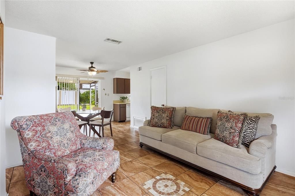 For Sale: $349,900 (3 beds, 1 baths, 1000 Square Feet)