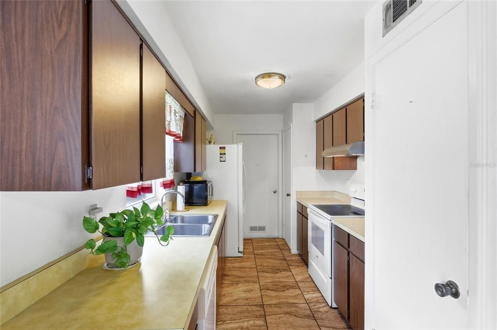 For Sale: $349,900 (3 beds, 1 baths, 1000 Square Feet)