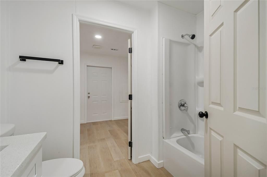 Activo con contrato: $285,000 (4 camas, 2 baños, 1560 Pies cuadrados)