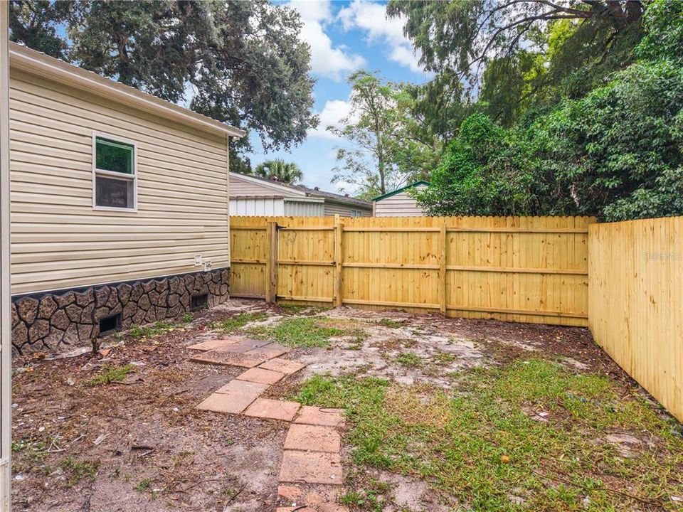 Activo con contrato: $285,000 (4 camas, 2 baños, 1560 Pies cuadrados)