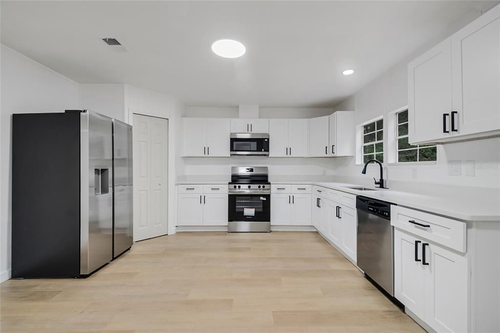 Activo con contrato: $285,000 (4 camas, 2 baños, 1560 Pies cuadrados)