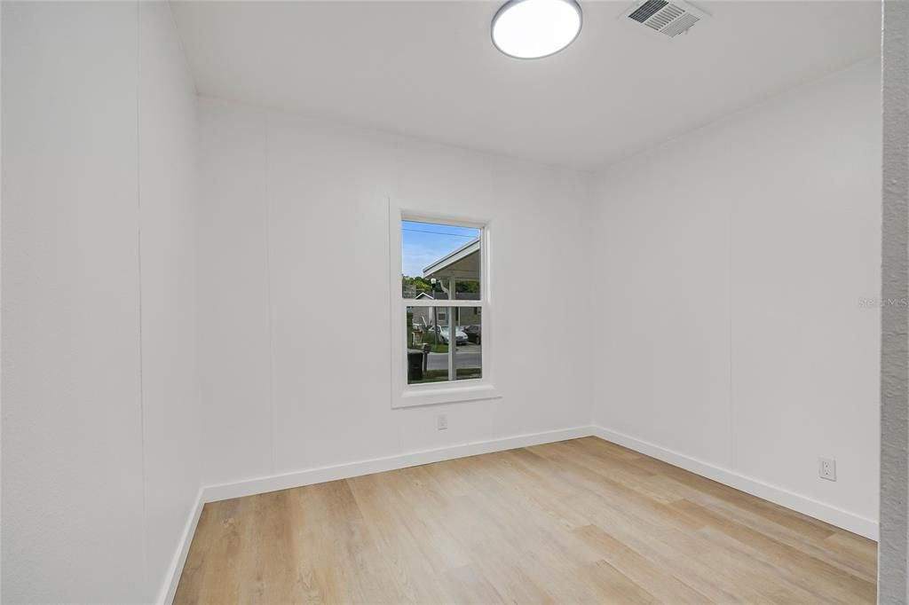 Activo con contrato: $285,000 (4 camas, 2 baños, 1560 Pies cuadrados)