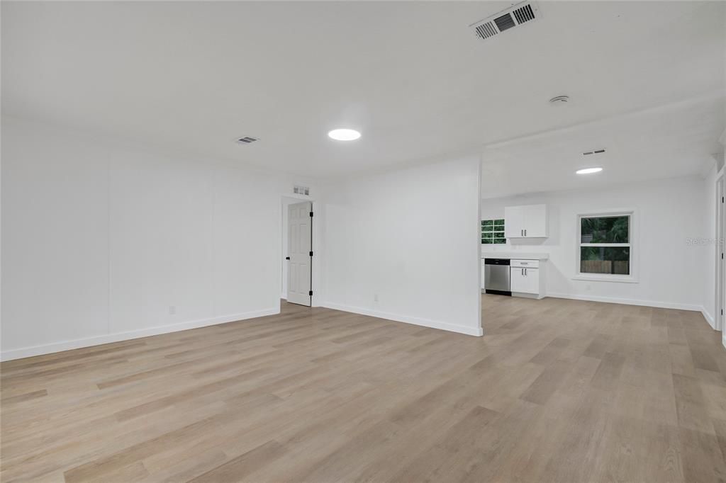 Activo con contrato: $285,000 (4 camas, 2 baños, 1560 Pies cuadrados)