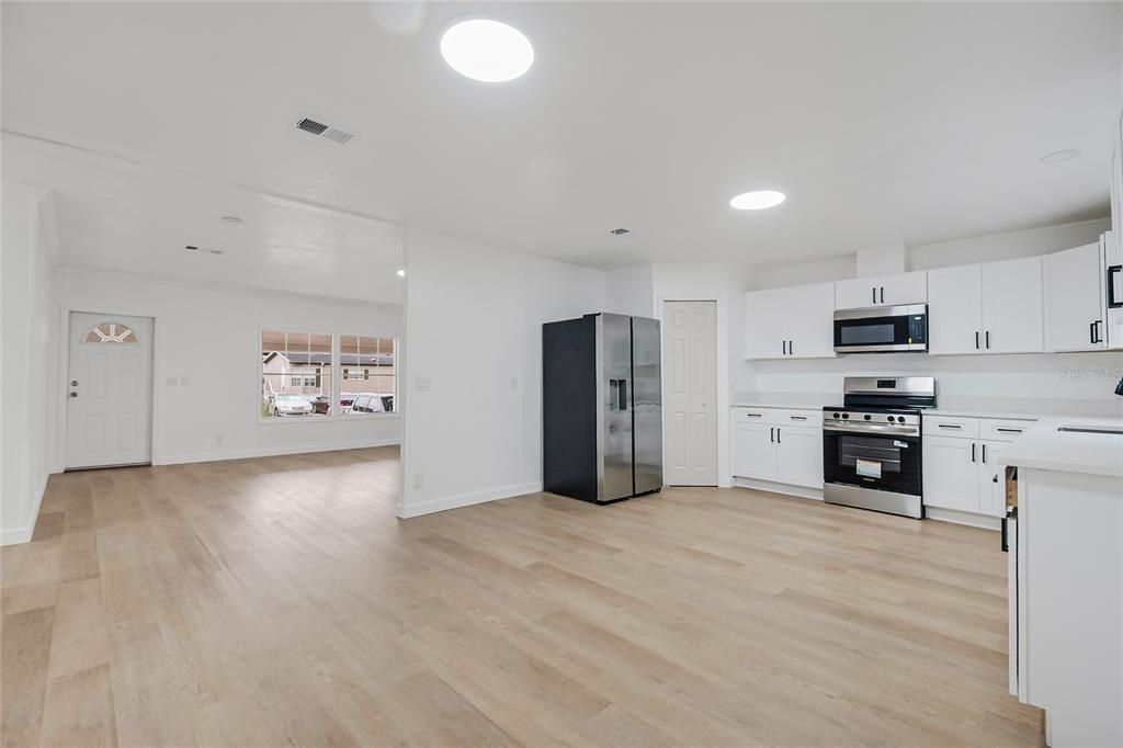 Activo con contrato: $285,000 (4 camas, 2 baños, 1560 Pies cuadrados)