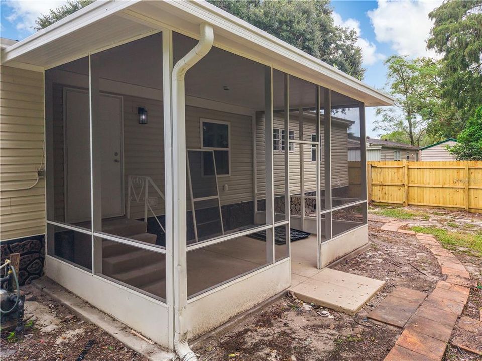 Activo con contrato: $285,000 (4 camas, 2 baños, 1560 Pies cuadrados)